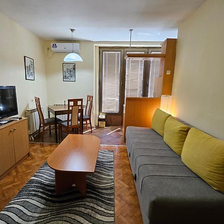 Lovely Square Apartment Purple Velvet Skopje Extérieur photo