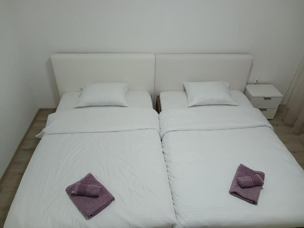 Lovely Square Apartment Purple Velvet Skopje Chambre photo