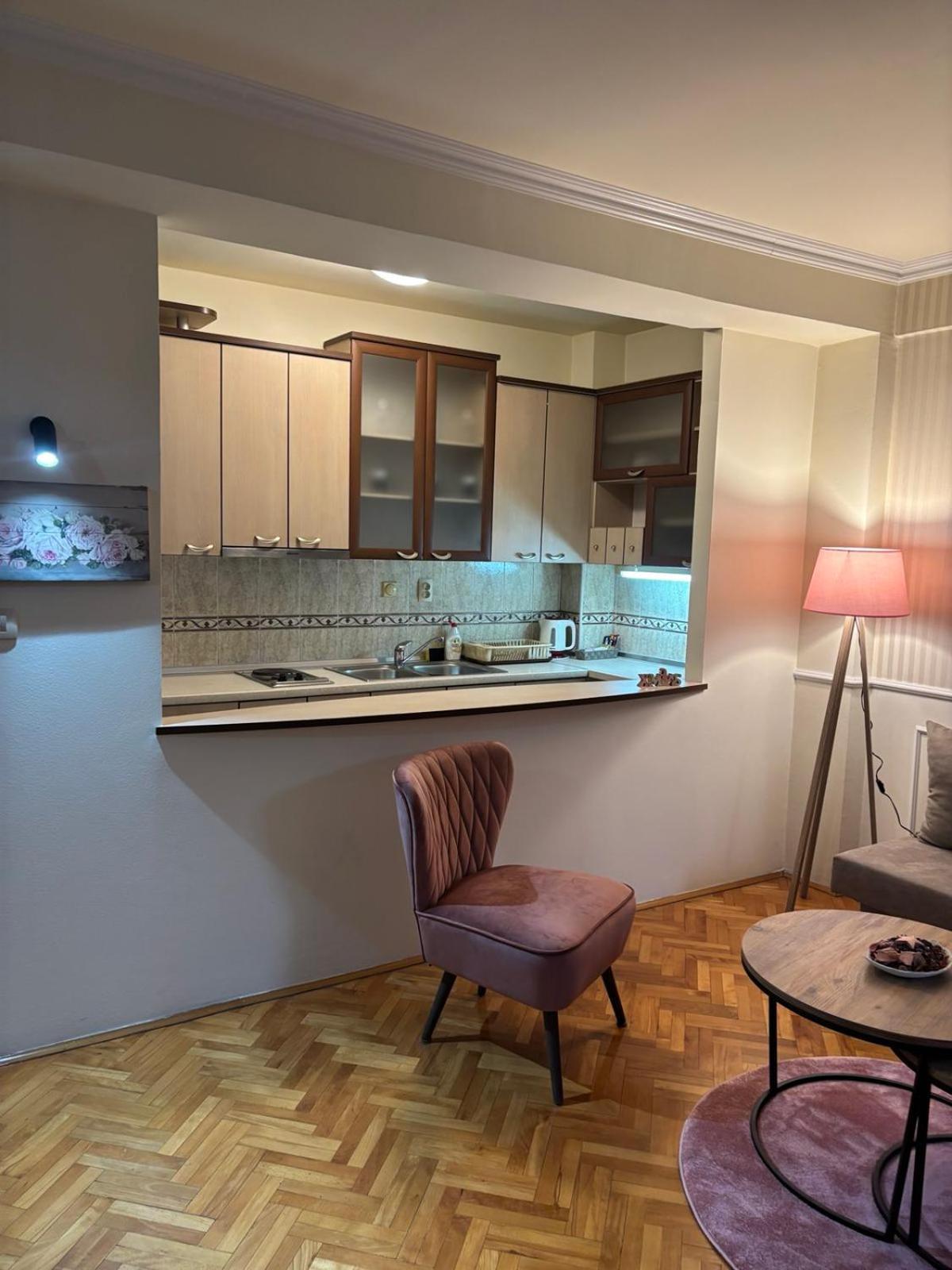 Lovely Square Apartment Purple Velvet Skopje Chambre photo
