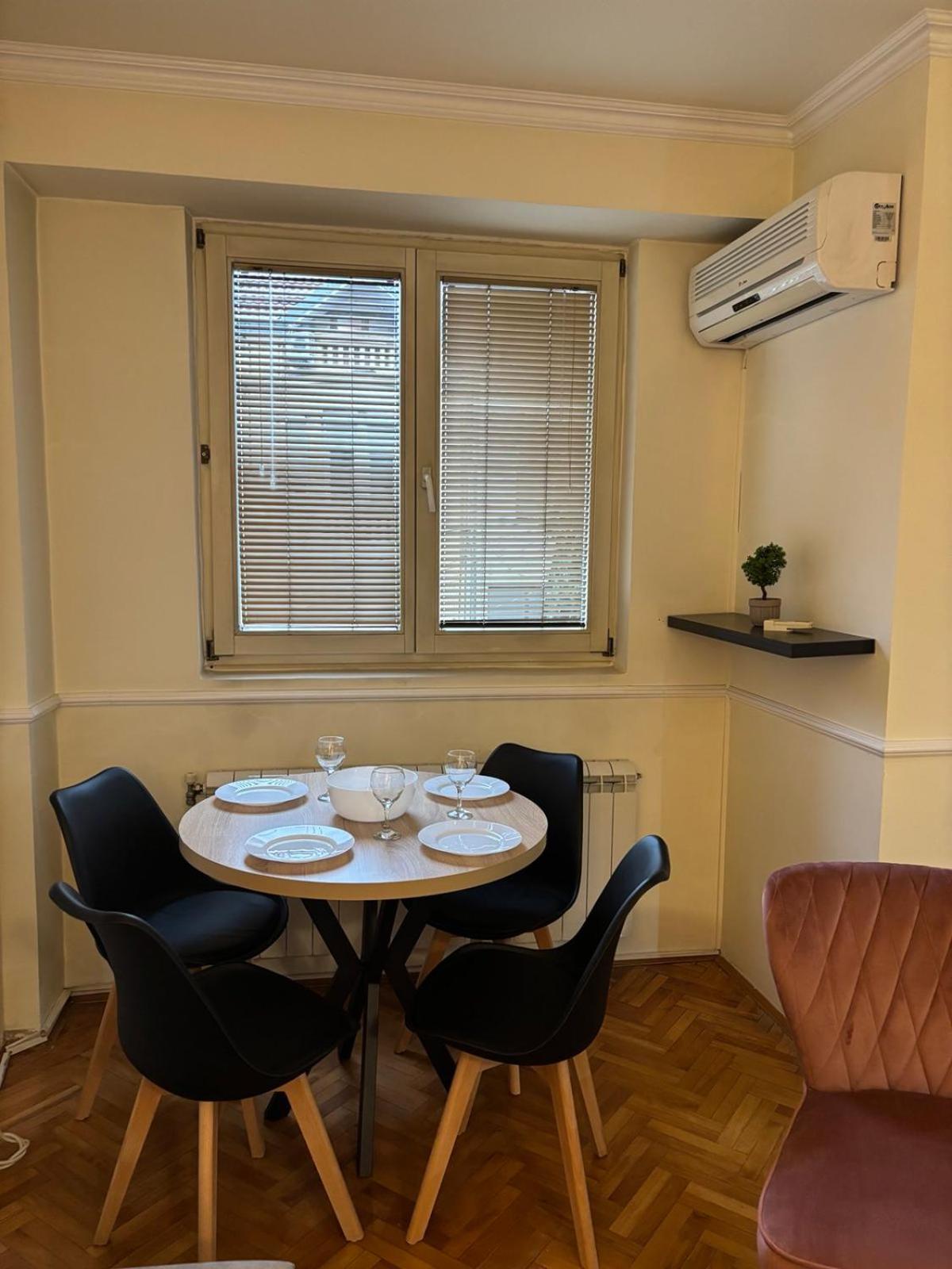 Lovely Square Apartment Purple Velvet Skopje Extérieur photo
